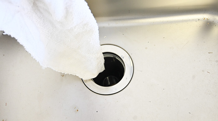 タオルを抜いて、排水口からお湯を一気に流し込む