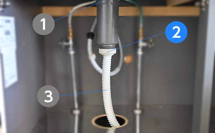 キッチンの排水トラップと排水管の繫ぎ目からの水漏れ