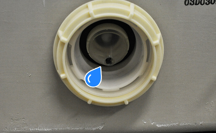 トイレタンクの底から水漏れしている場合の修理方法
