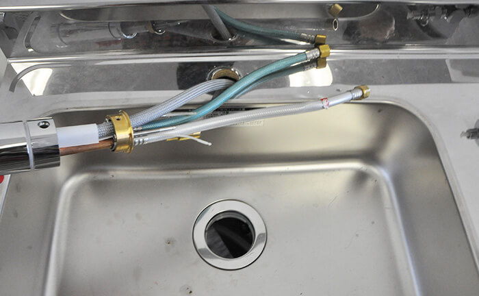 キッチンのシングルレバー・ワンホール混合水栓の本体を交換して水漏れ修理 