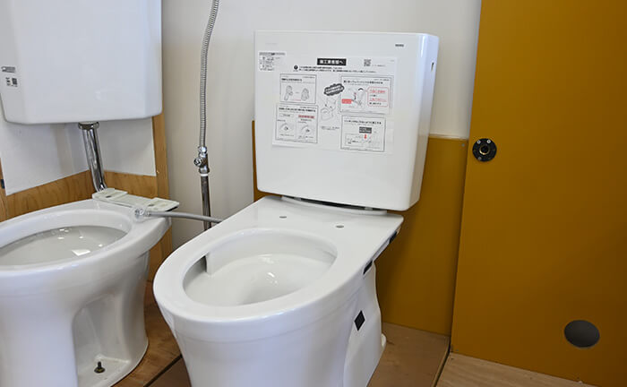 トイレにトイレタンクをはめ込む