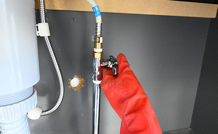 混合水栓の止水栓を調整する