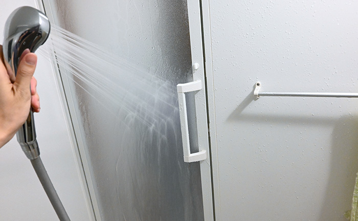 シャワーでドアの汚れを流す