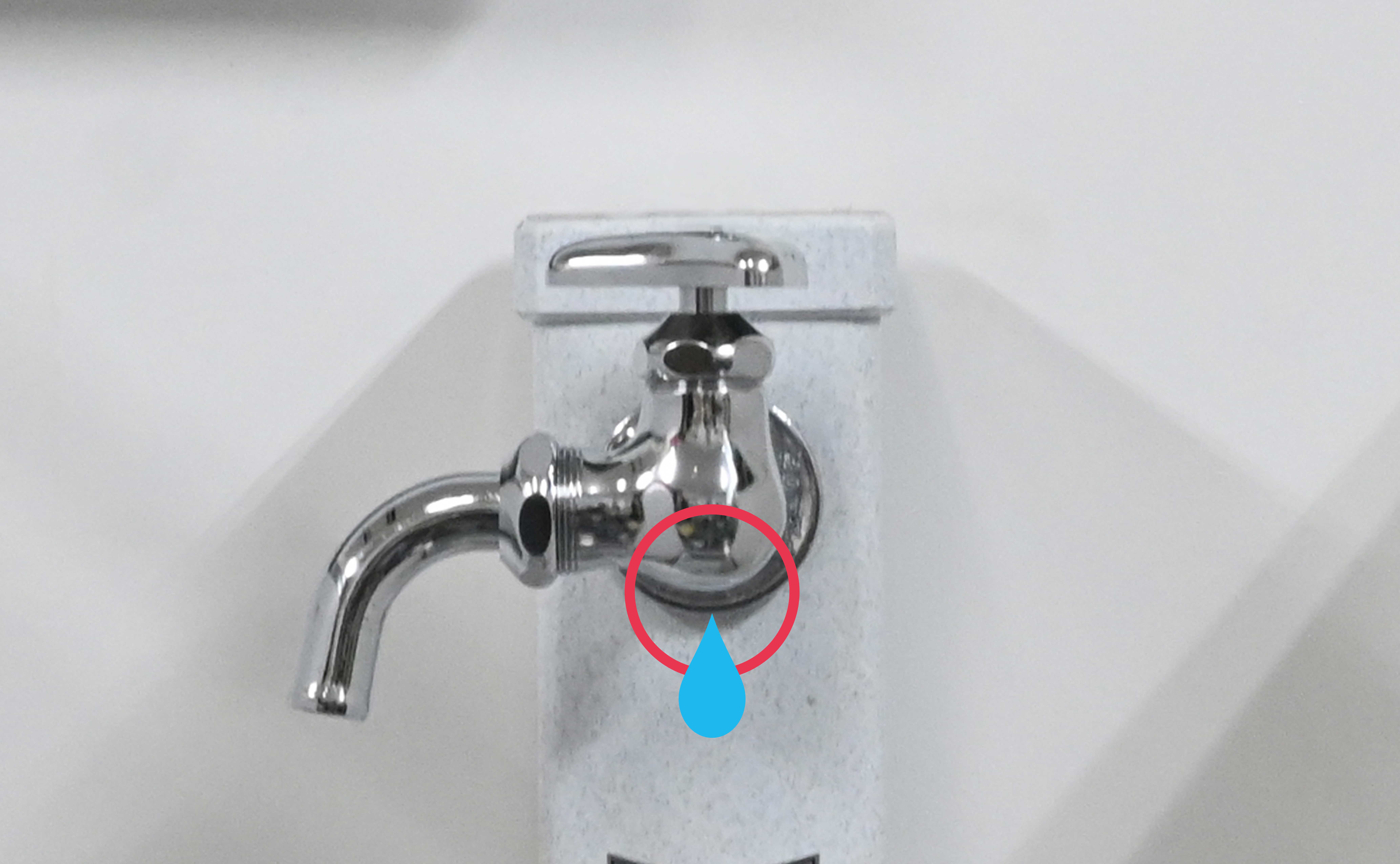 ベランダ蛇口の付け根部分から水が漏れている場合