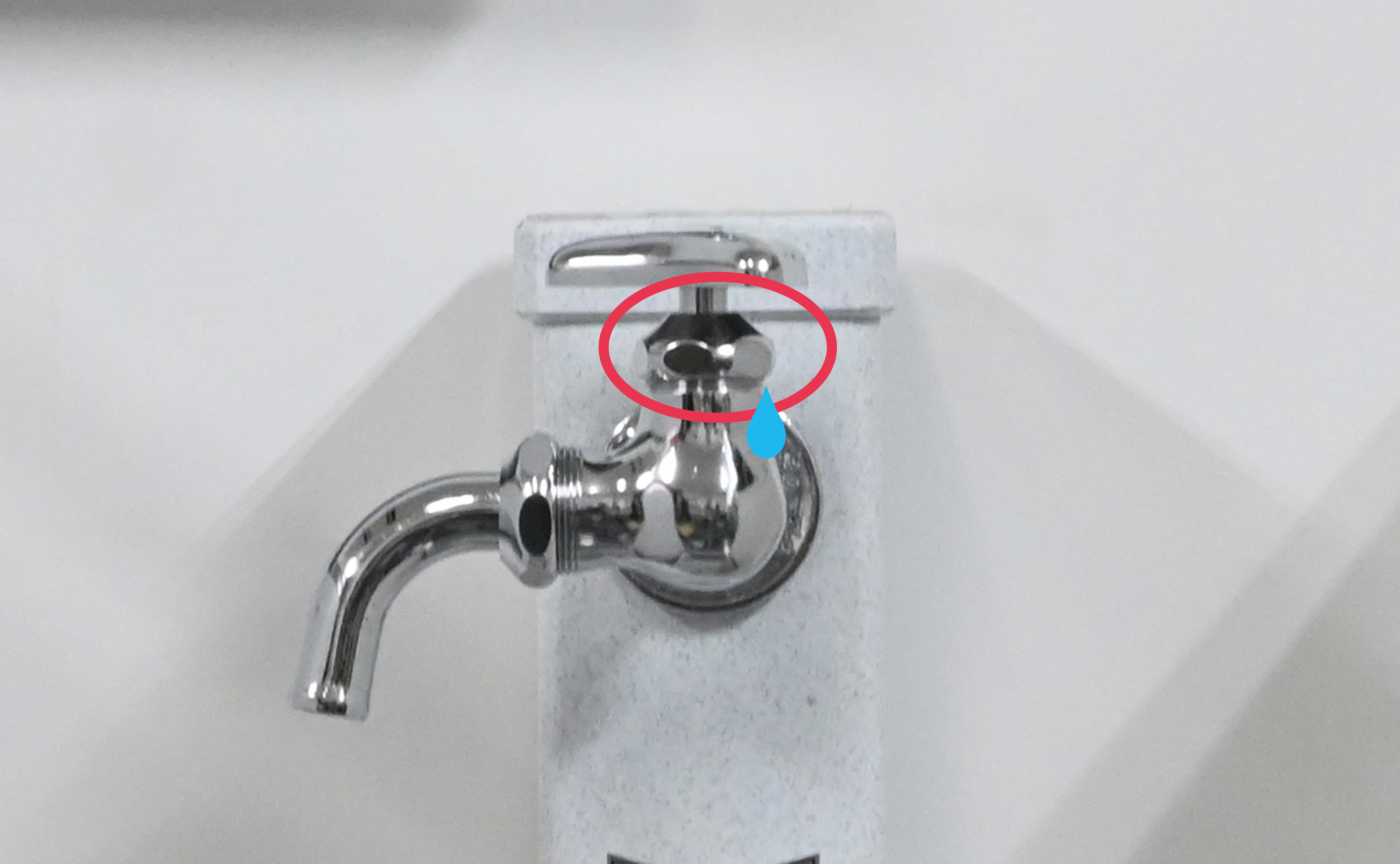 ベランダ蛇口のハンドル根部分から水が漏れている場合